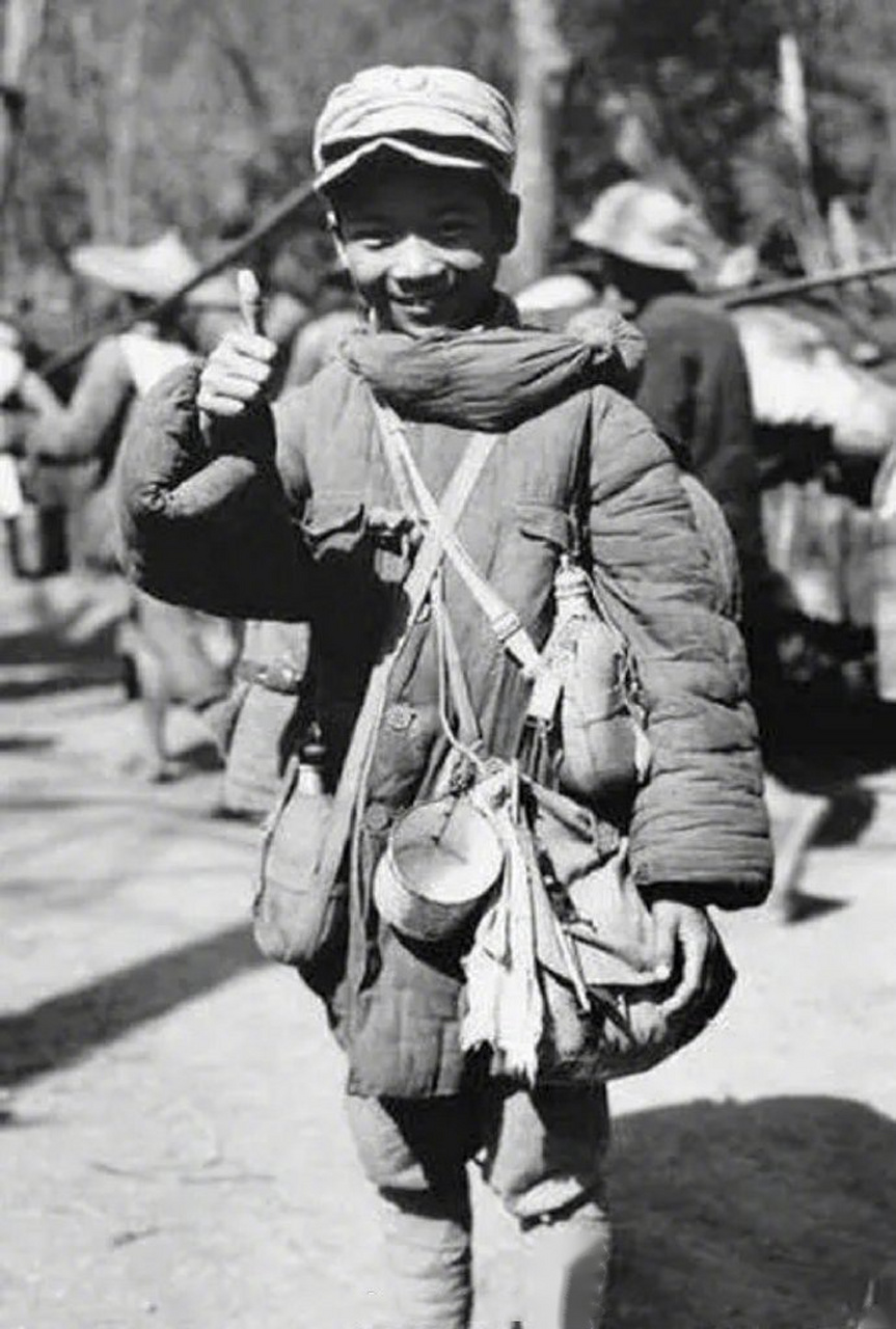 中国远征军最小的一个娃娃兵陈友礼,13岁时拍摄的照片,震撼世人的笑脸