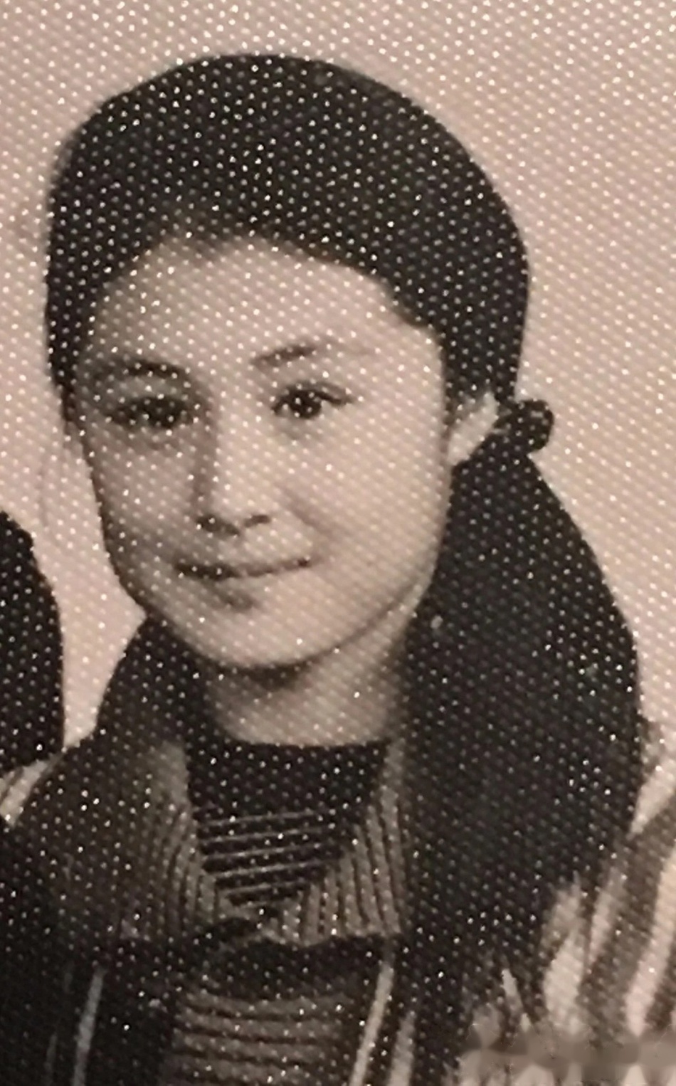 赵本山小姨子于月仙在微博晒出自己的童年照,没想到年轻时候的谢大脚