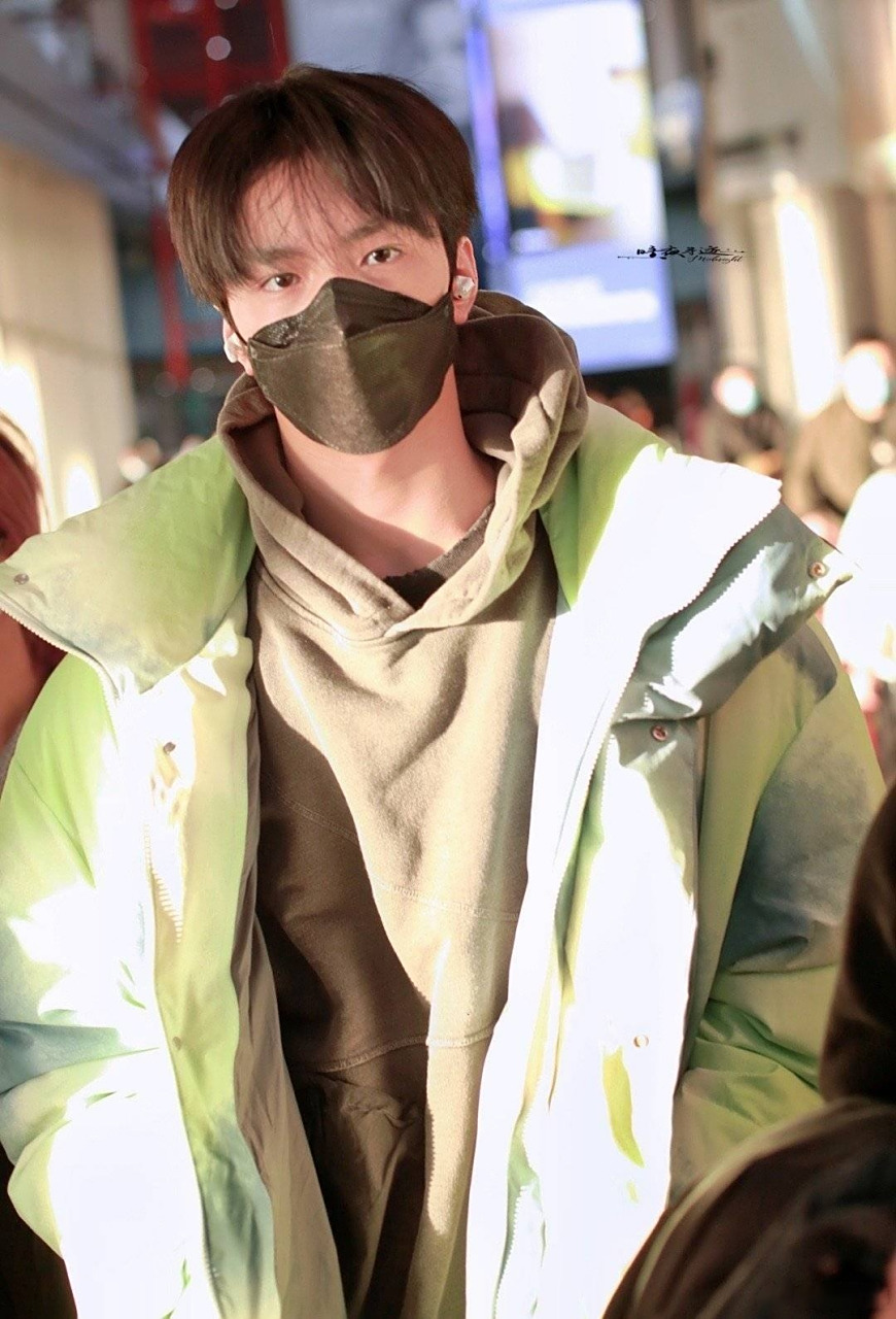 刘耀文今日机场饭拍 顺毛好乖,行走的衣架又上线了好帅好帅@刘耀文