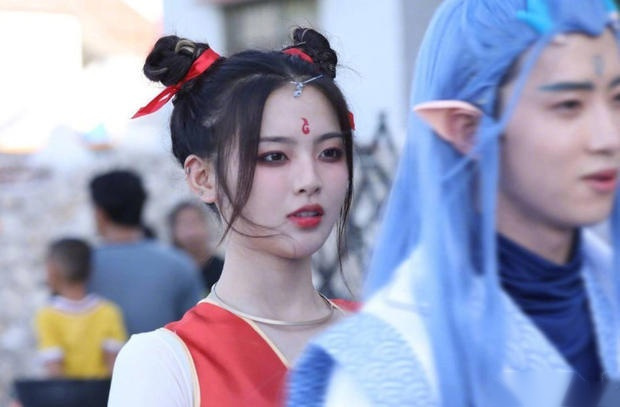 7月11日,网曝一组杨超越cos哪吒路透照.