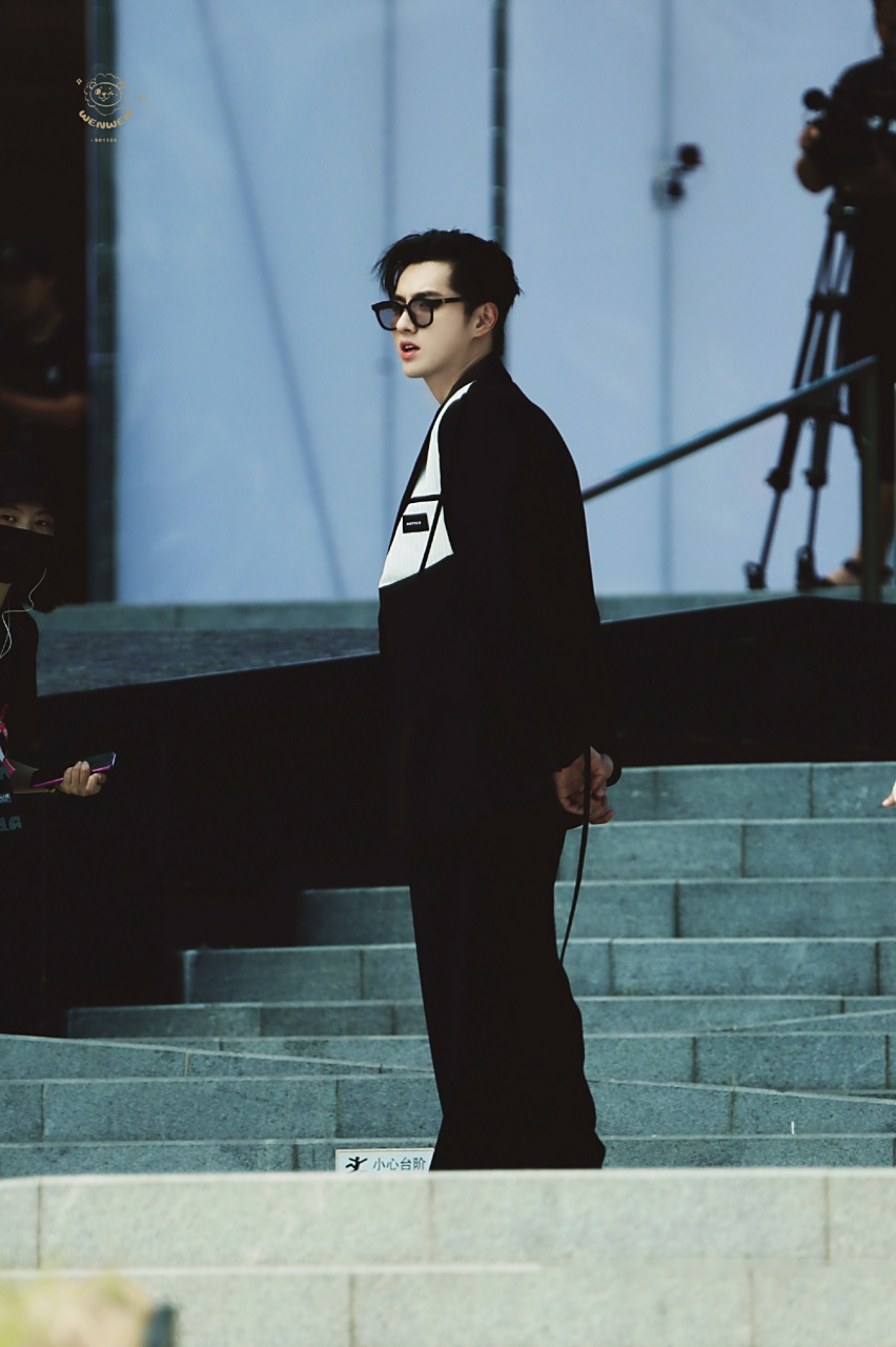 吴亦凡录制新节目《潮玩人类在这里》路透,一身黑白个性西装太洋气了