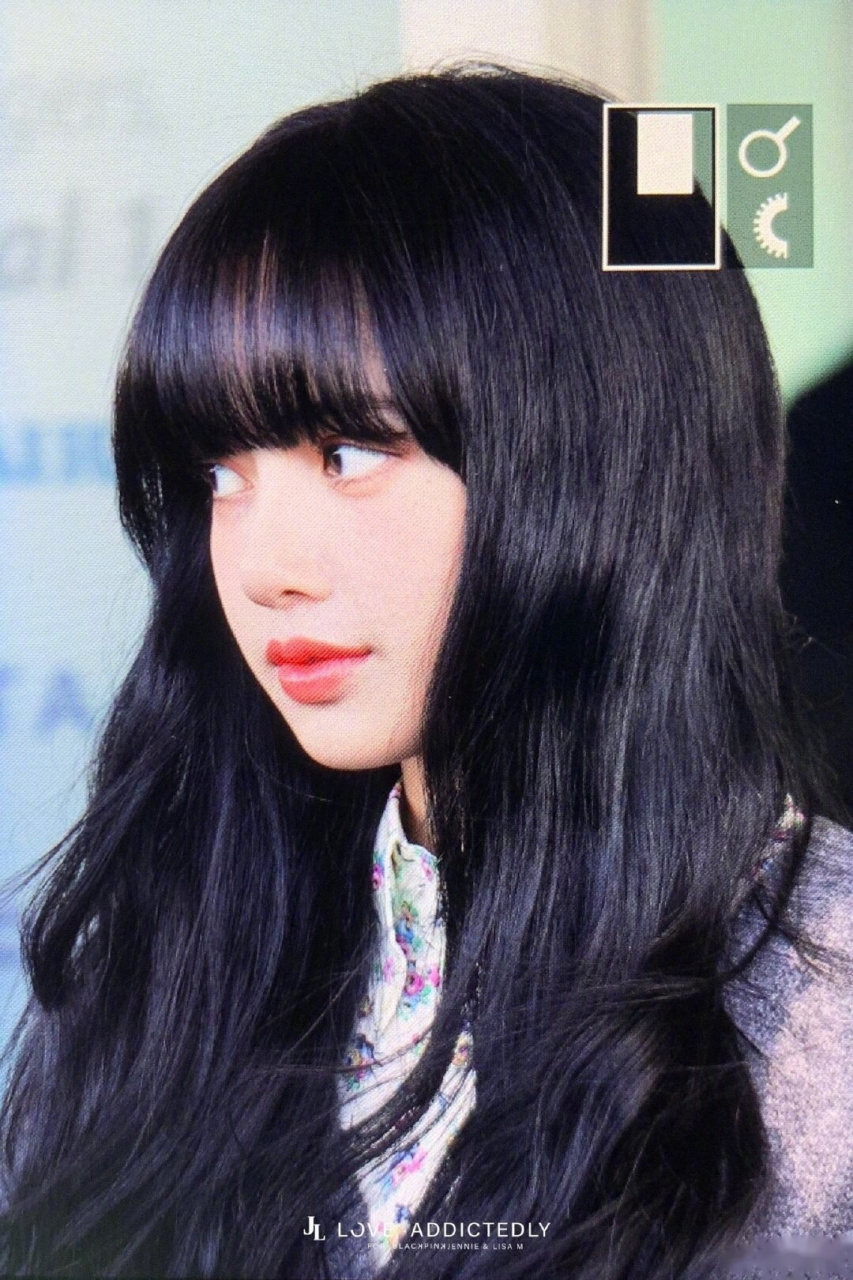 lisa黑色长卷发学院风造型现身机场,甜度满分