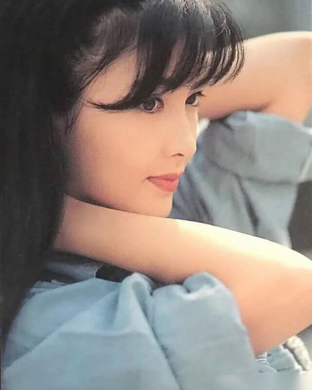 周慧敏女神节晒30年前旧照,唇红齿白长发披肩美若天仙.