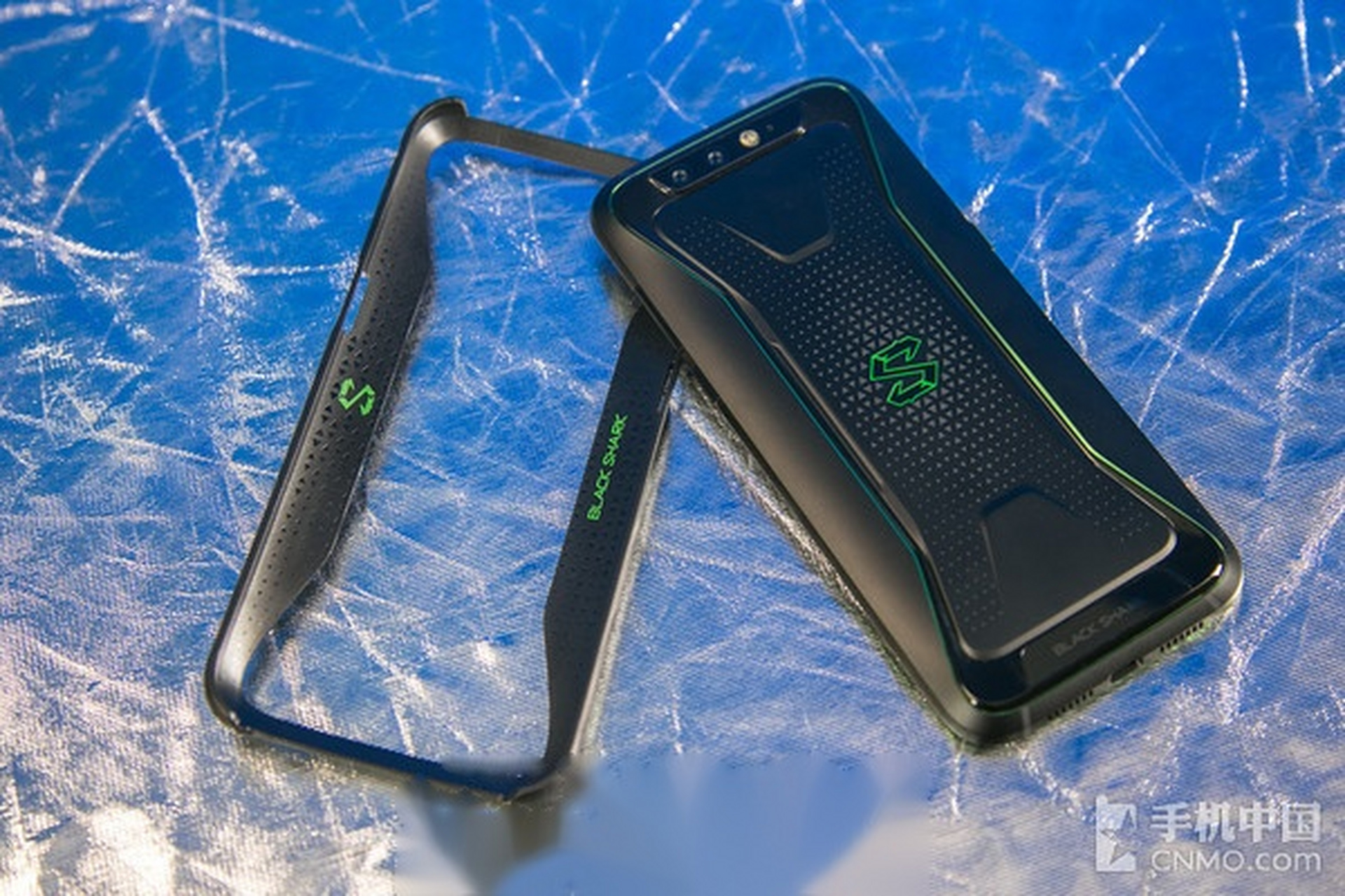 【黑鲨手机评测:为竞技而生更为玩家而活】而随着手机性能的不断增强