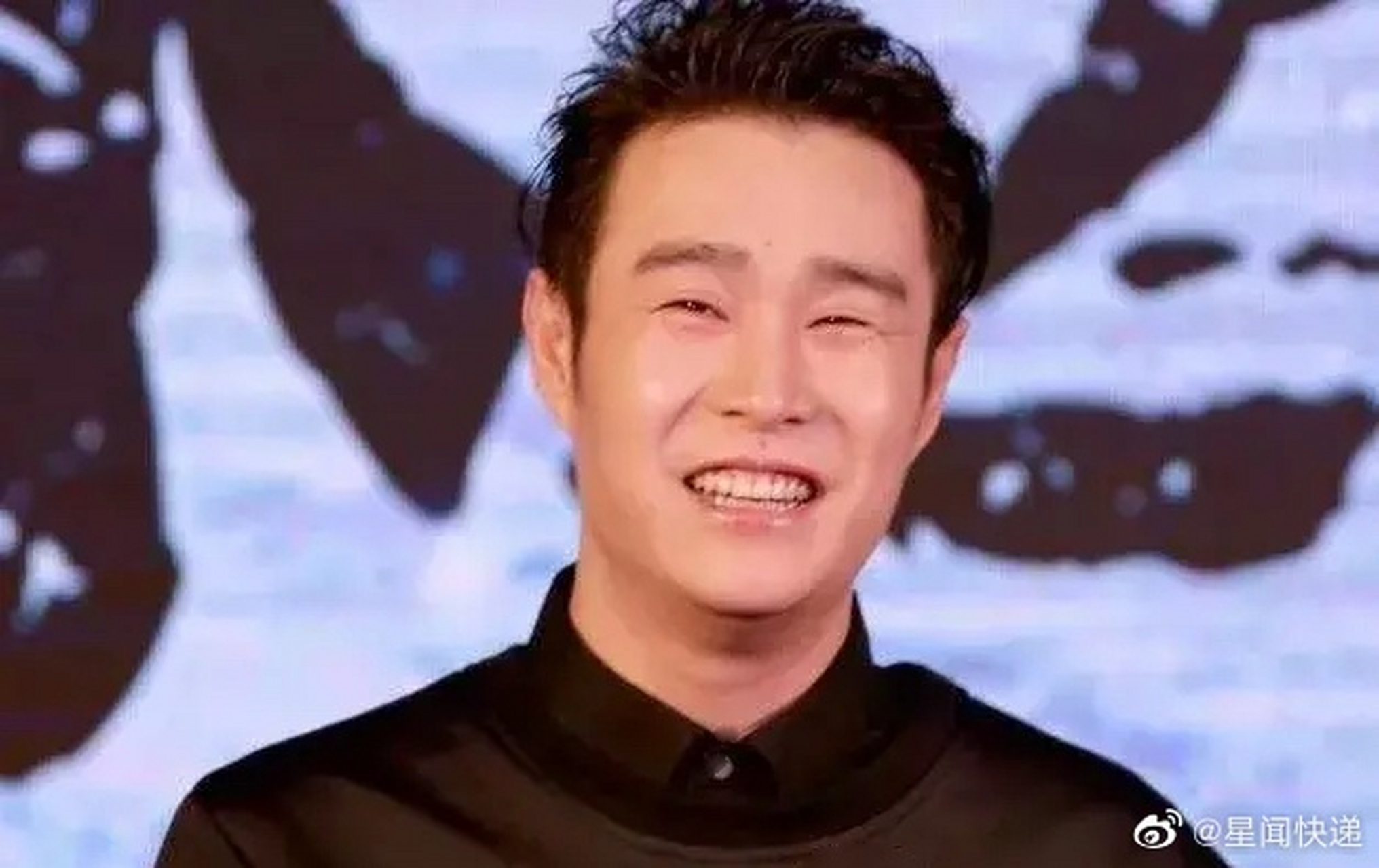 明星满座的颁奖典礼上,小沈阳登台发言,突然对台下吼了一声:"晚上好