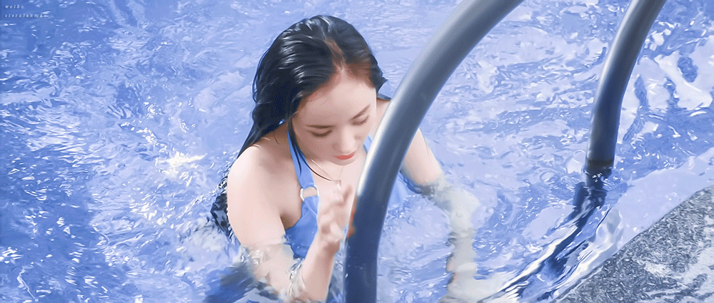 杨幂海洋之心项链# 罕见的几次泳装,胸大腰细腿长,好身材尽显无疑慕 