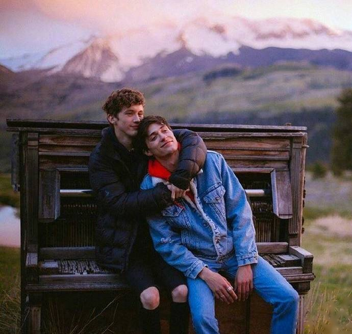 据外媒,戳爷troye sivan和模特男友jacob bixenmanfens已经分手,两人