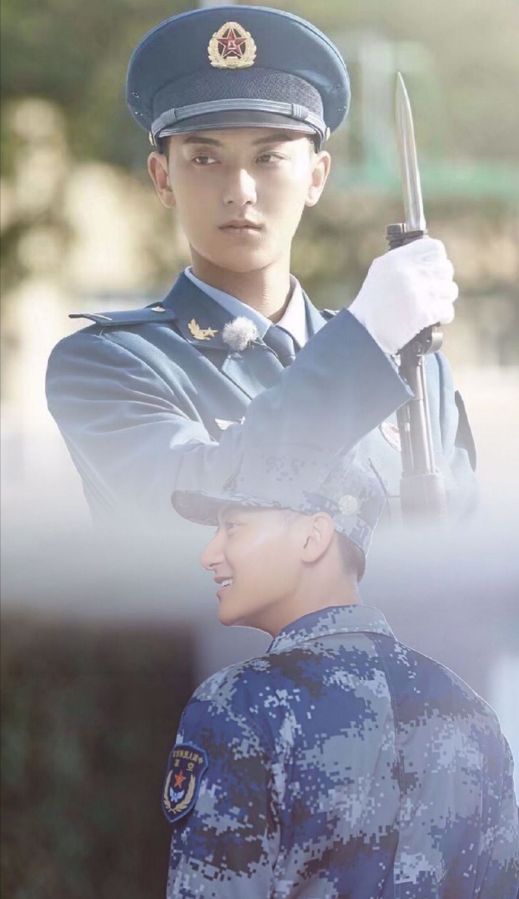 黄子韬是一个适合军装的汉子,背直板正,眉宇间也有军人的硬气,就问