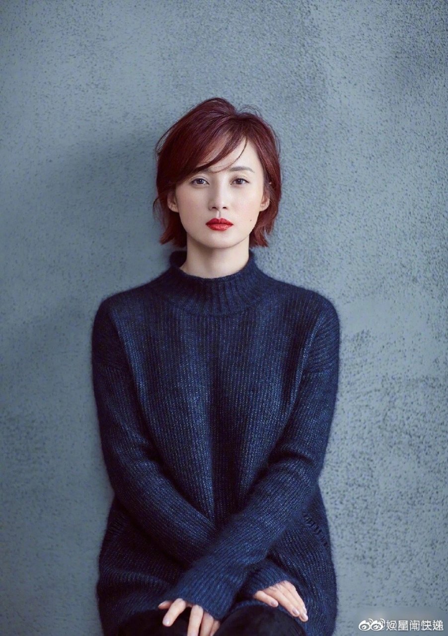 蒋勤勤自嘲40多岁,不想跟"美"字沾边了 最近蒋勤勤在宣传新戏《迷雾