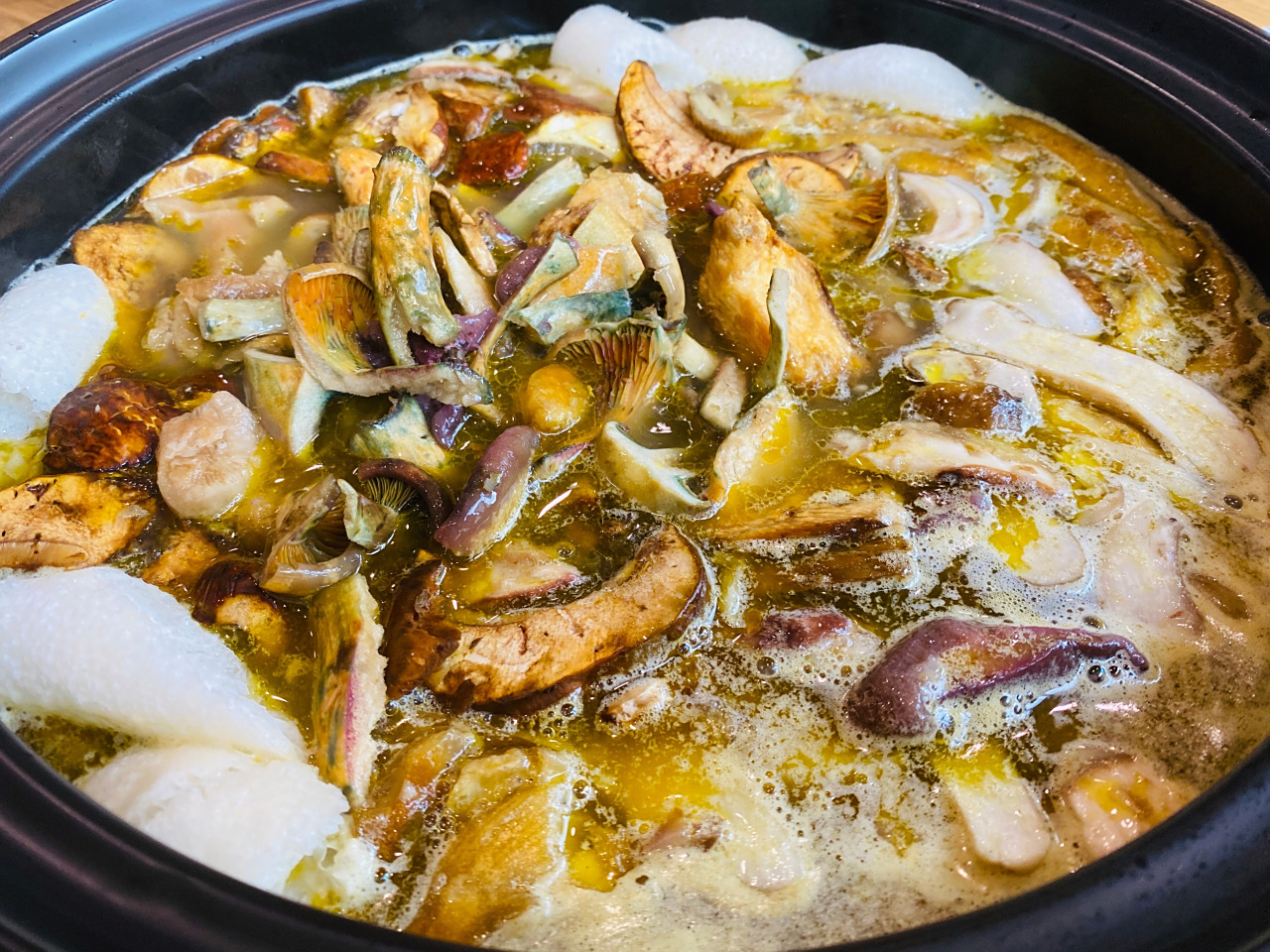 云南菌子的季节,菌子火锅吃起来 6种野生菌子～～～好嗨森