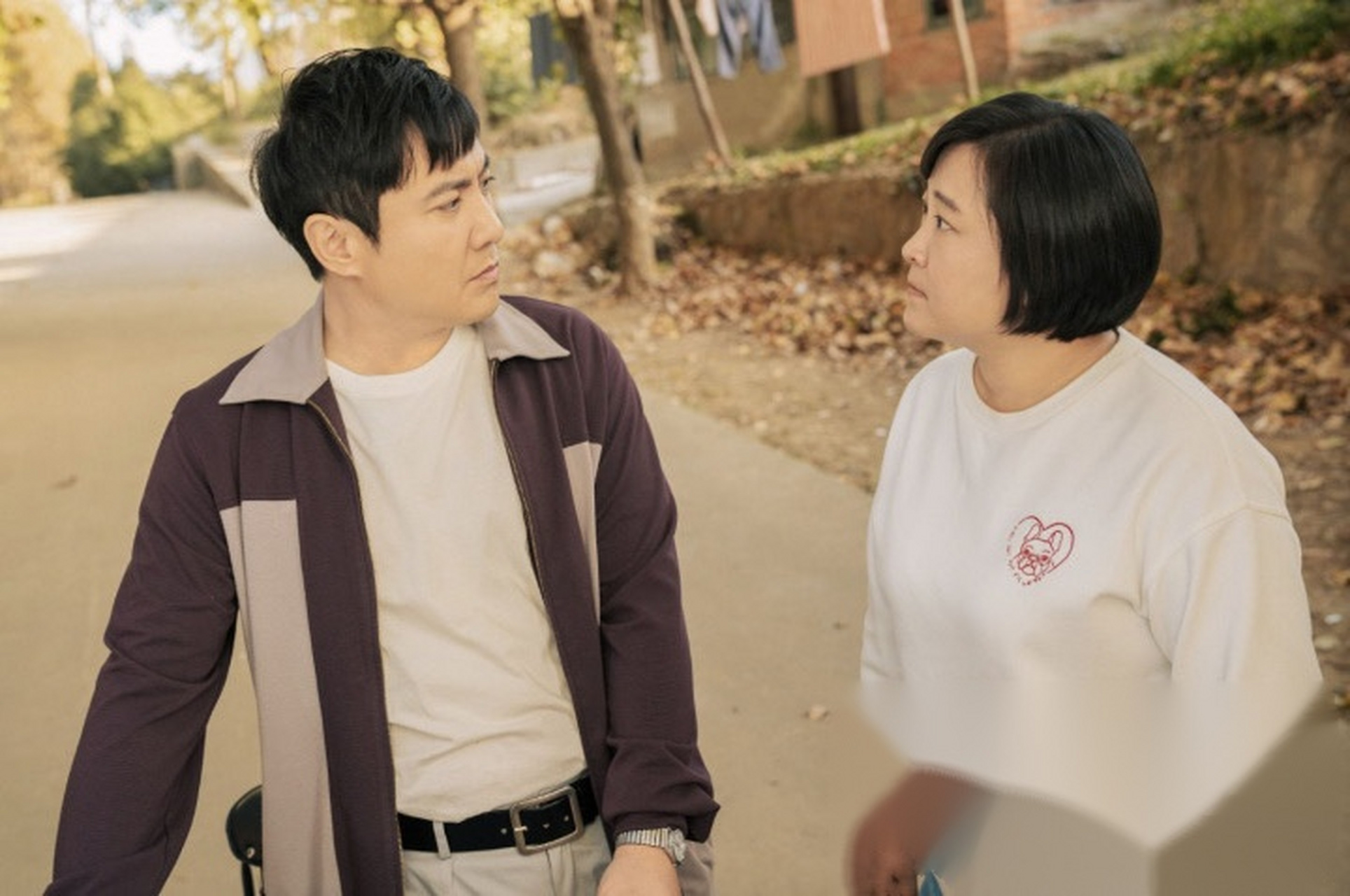《你好,李焕英》脱颖而出,成为一股清流,正是以真情感动人,并成功地与