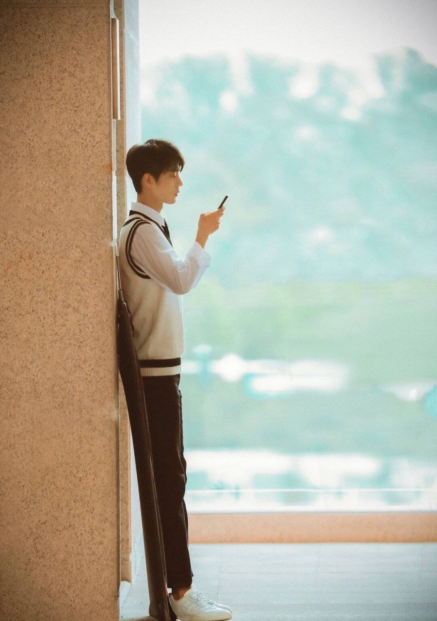 简直是校园青春剧的男主角,穿校服的肖战是人间理想啊,初恋男友风