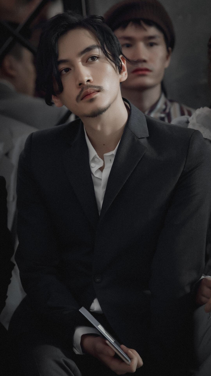 陈晓换了一个发型像换了一个人,留着胡子雅痞又腹黑的感觉