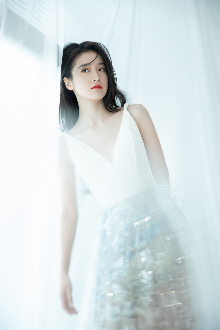 张雪迎 久违的长发造型搭配羽毛露背长裙,恬静优雅,是心动啊  摄影