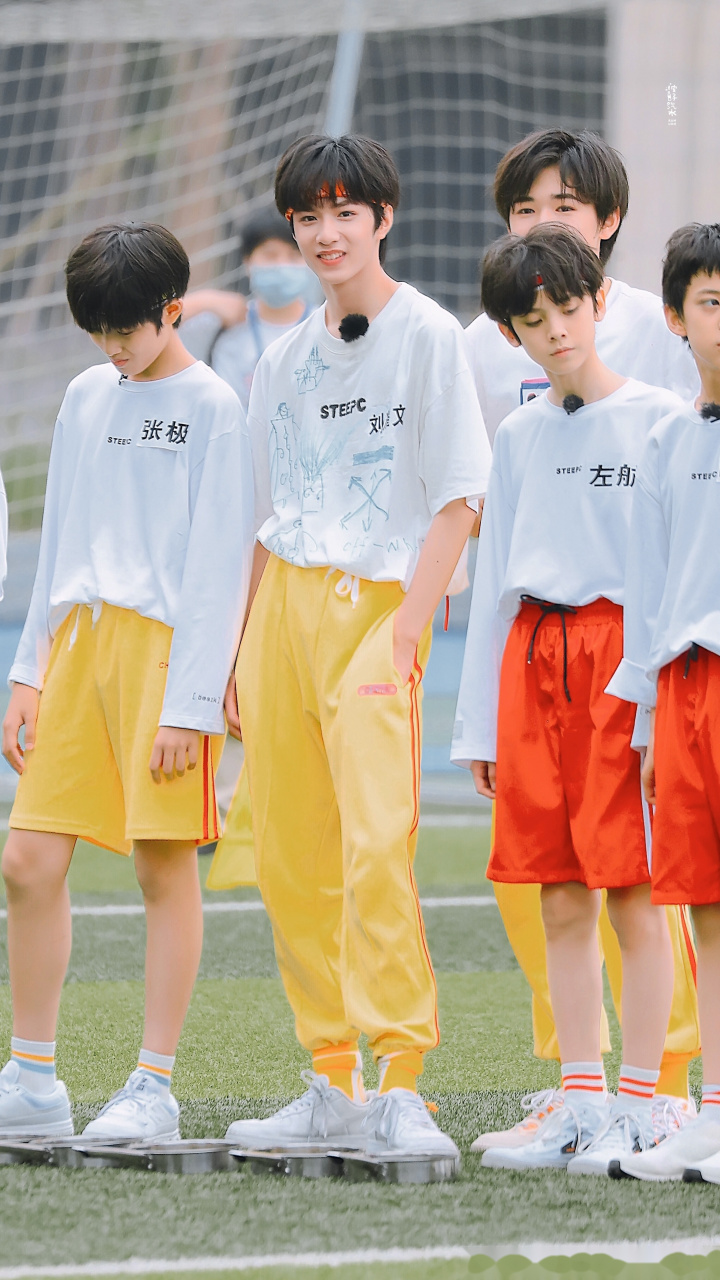 刘耀文夏日运动会饭拍 我怎么看到刘耀文就只看到满屏的大长腿了!