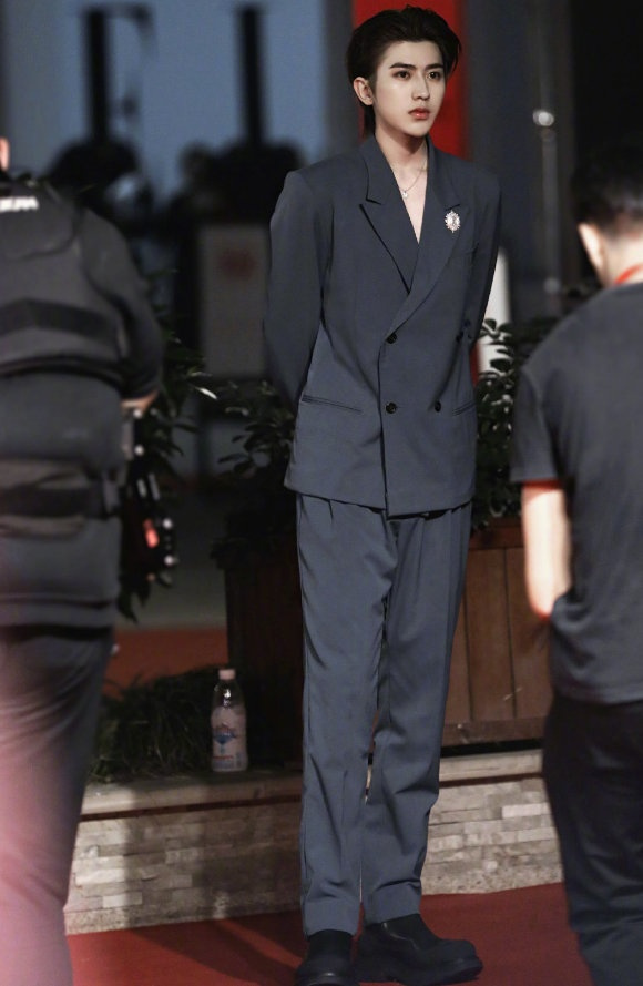 蔡徐坤身材比例#蔡徐坤的颜值真绝了,他有着184厘米的高挑身材,在穿