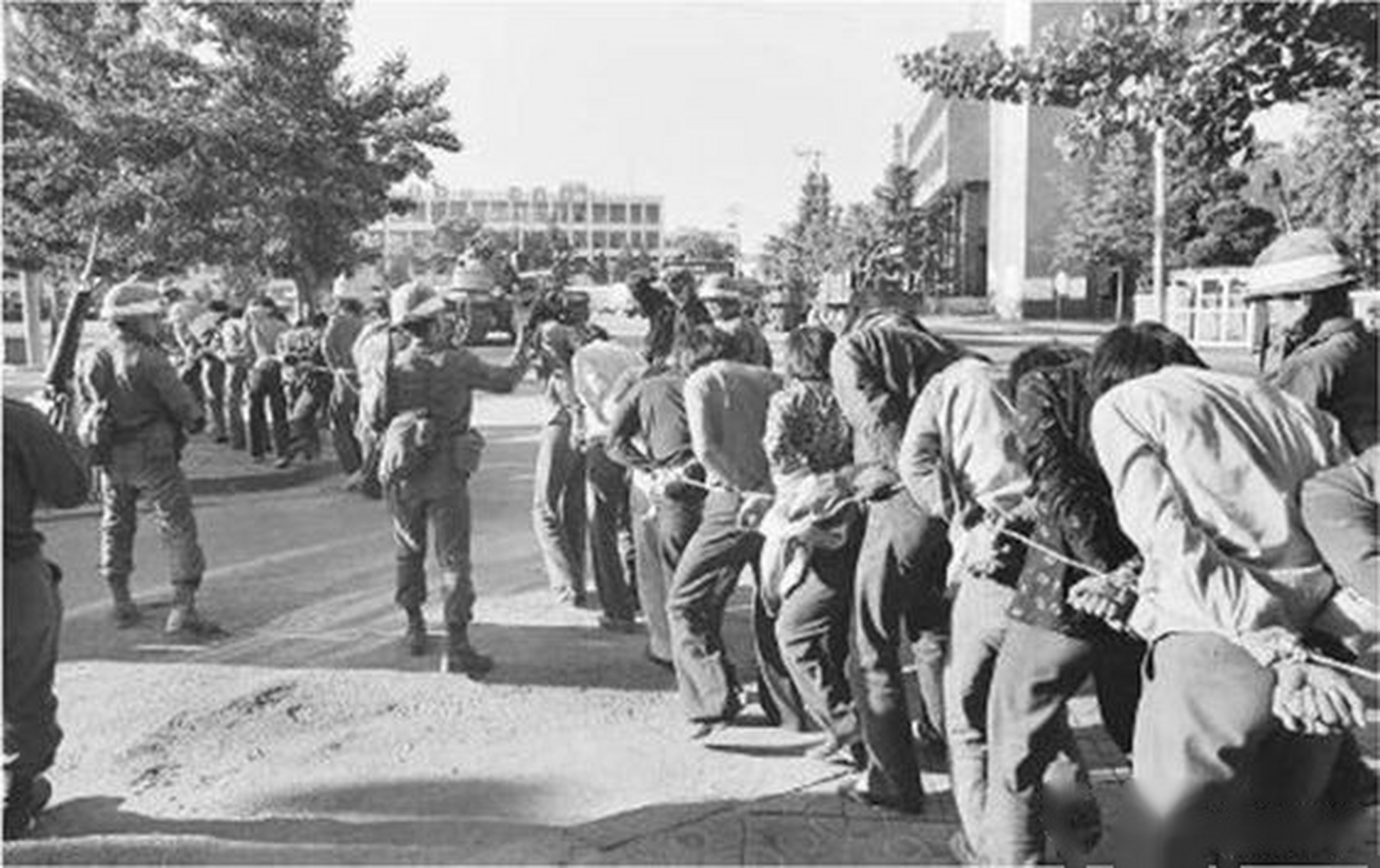 1980年,韩国警察将逮捕的五一八光州民主化运动中的示威者用绳子捆成