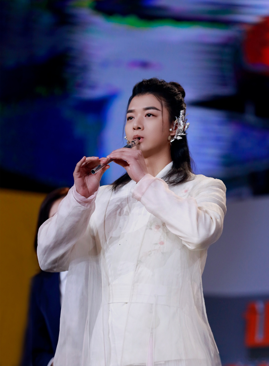 19日,霍尊晒出在医院治疗的视频,并发文表示因打哈欠导致下巴脱臼