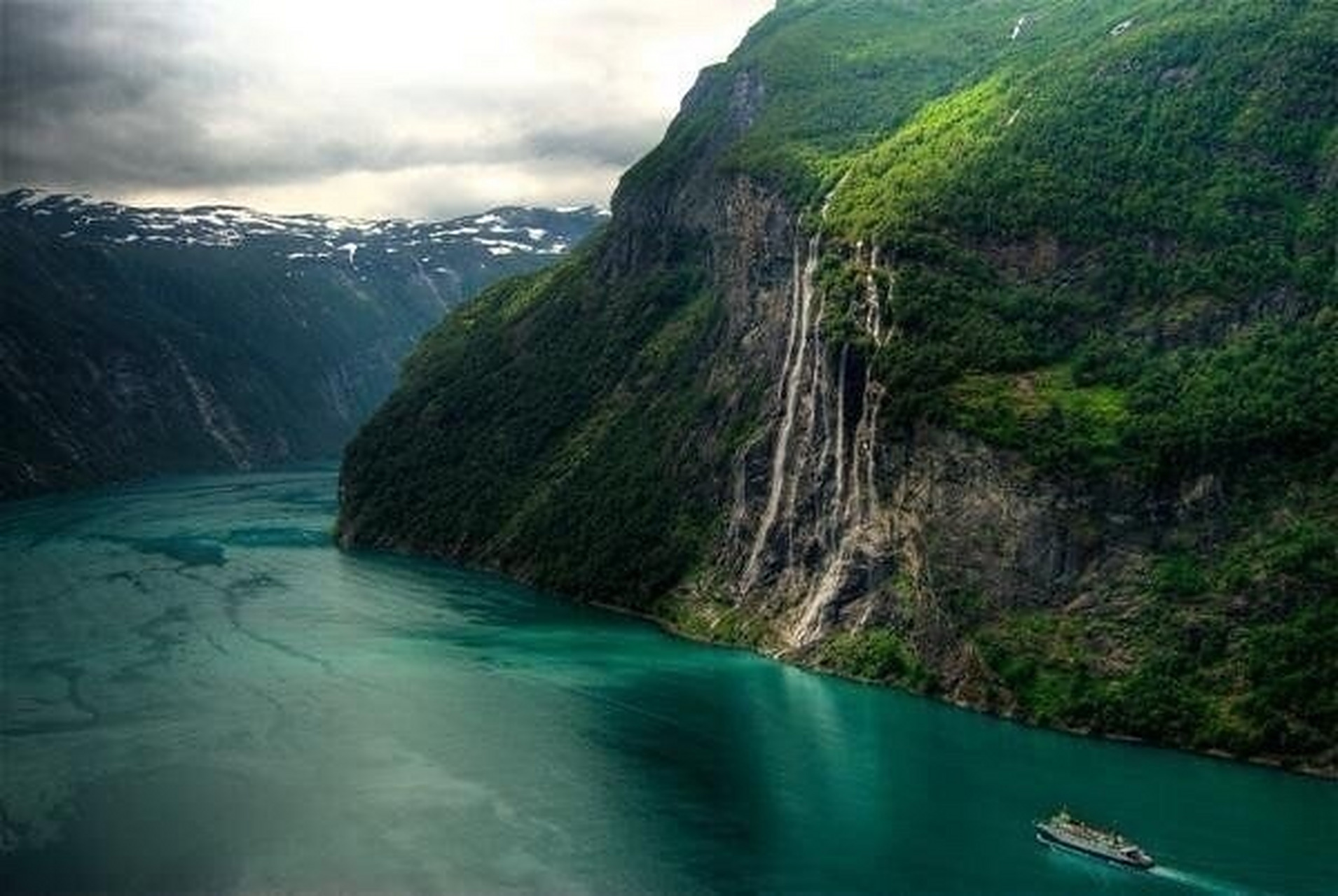 七姐妹瀑布(the seven sisters,是挪威盖朗厄尔峡湾(geirangerfjord)