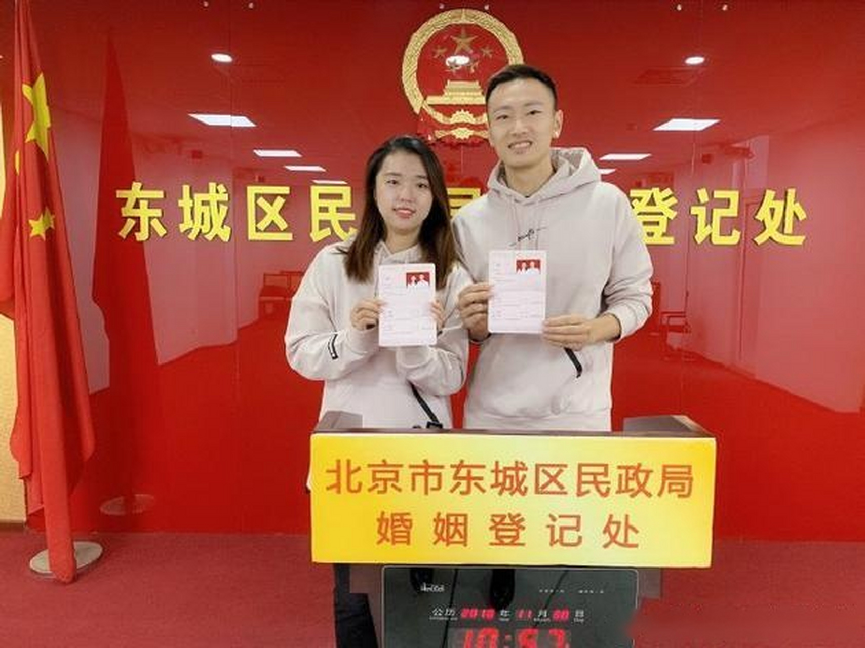 羽毛球奥运冠军张楠晒与田卿结婚登记照】11月30日,羽毛球运动员,奥运