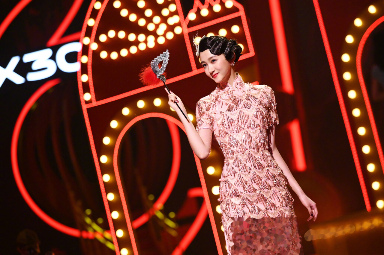 关晓彤今晚#王牌对王牌#上演"谍战之夜",@关晓彤 小姐姐的两款旗袍