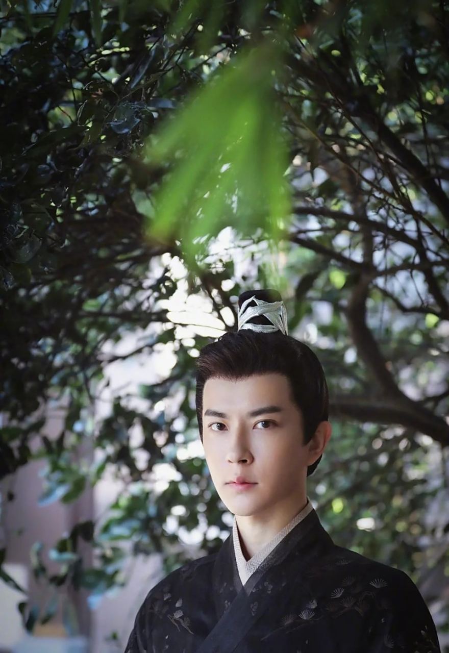 "外面好大风,偏你这么晚还哭闹不休,以后就叫你风眠晚吧"!