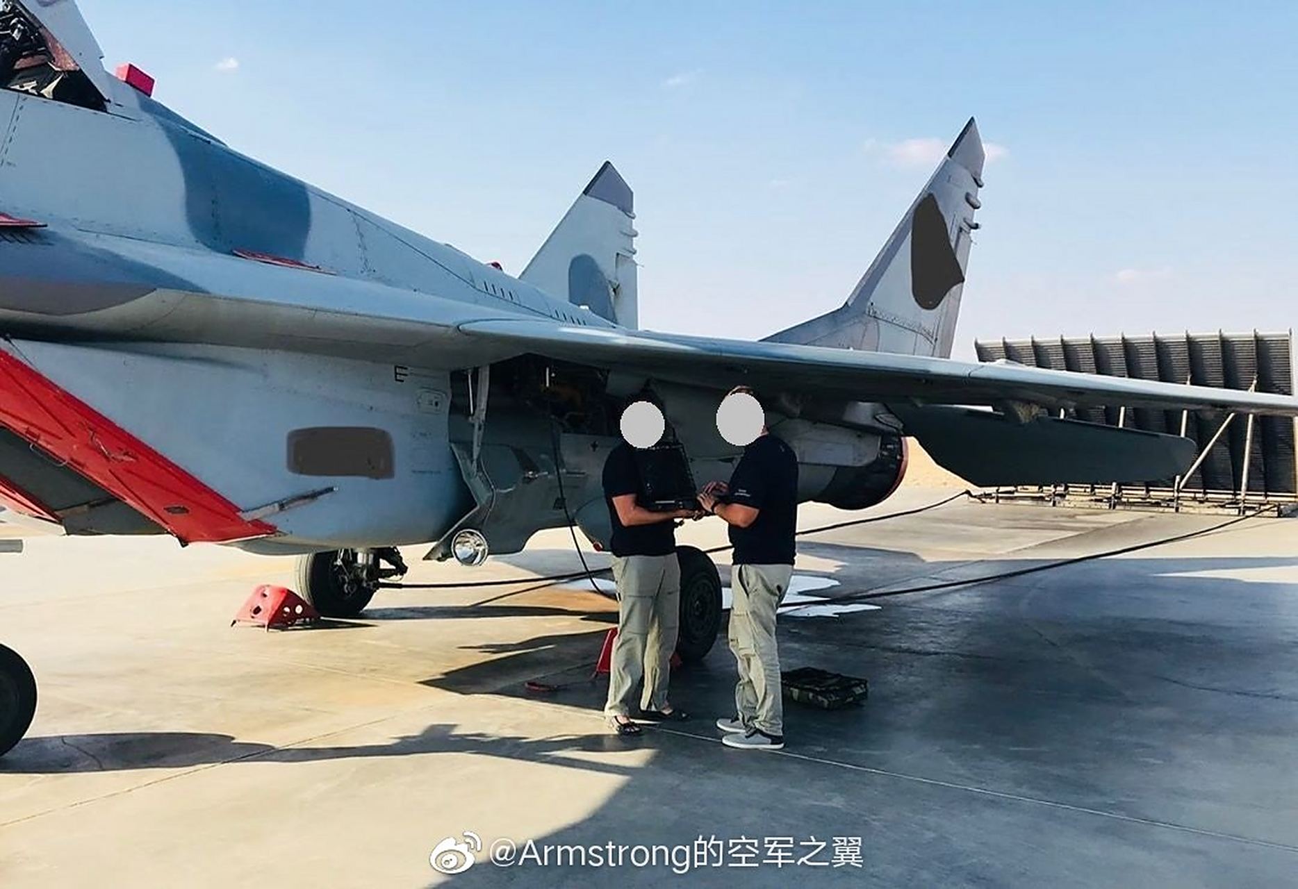 在埃及维护米格-29m的苏霍伊技师