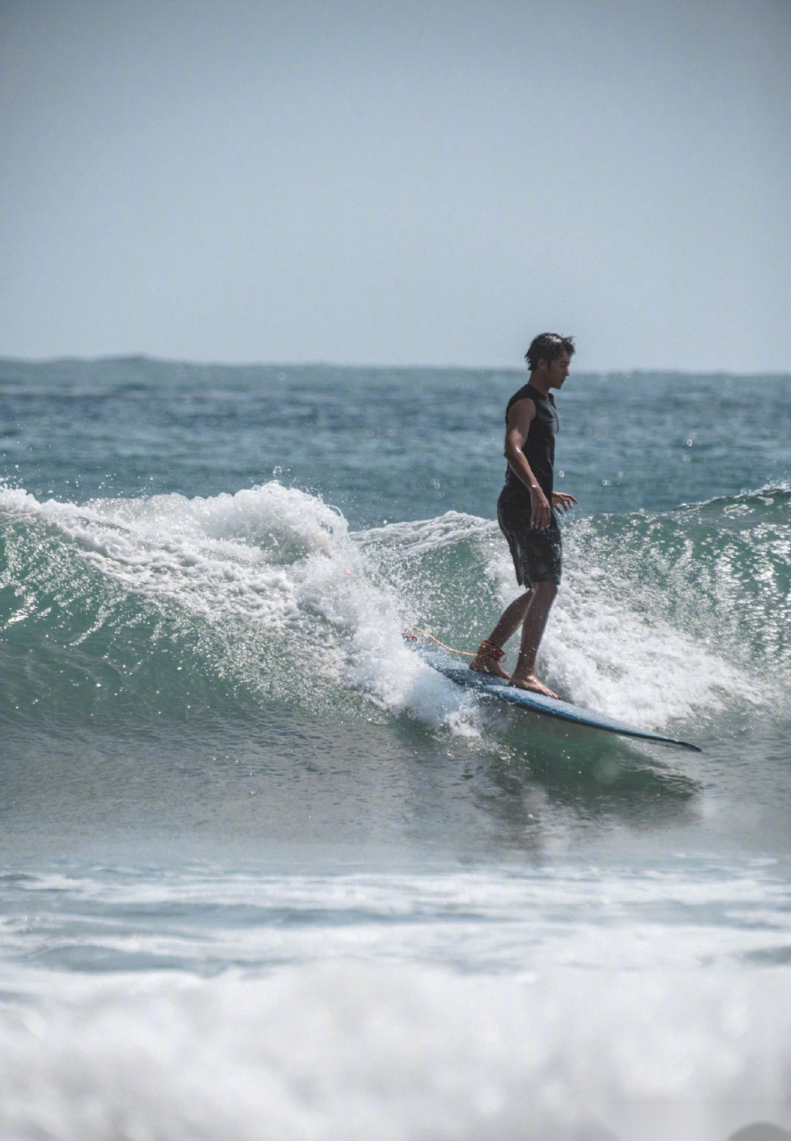 伍嘉成# @x玖少年团伍嘉成 小伍也太喜欢冲浪了叭!