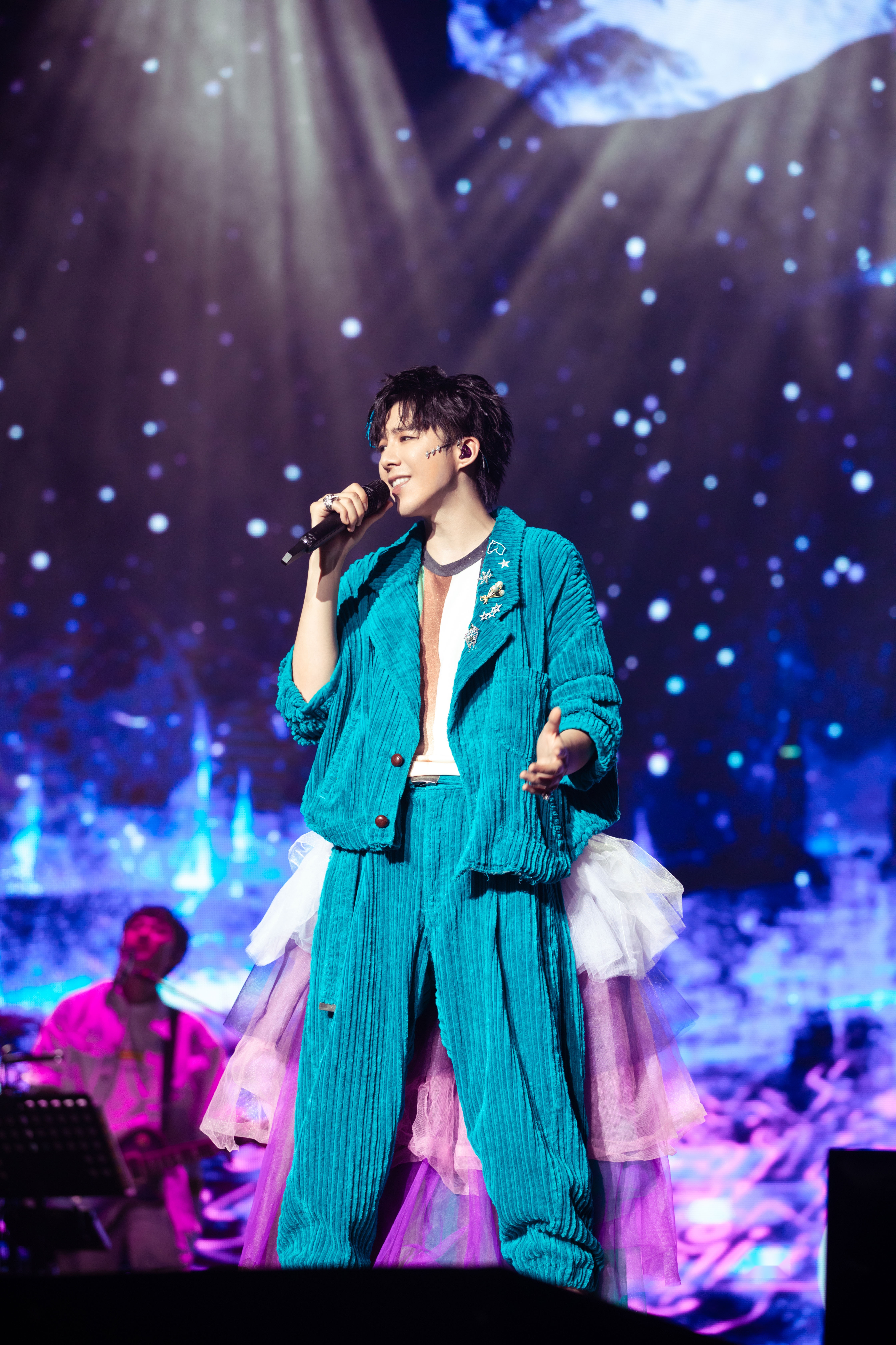 摩登兄弟上海演唱会上,刘宇宁一身彩色婚纱裤造型亮相,据悉这也是为了