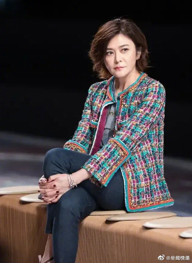 58岁关之琳穿彩色编织小外套搭配牛仔裤,简约又干练.