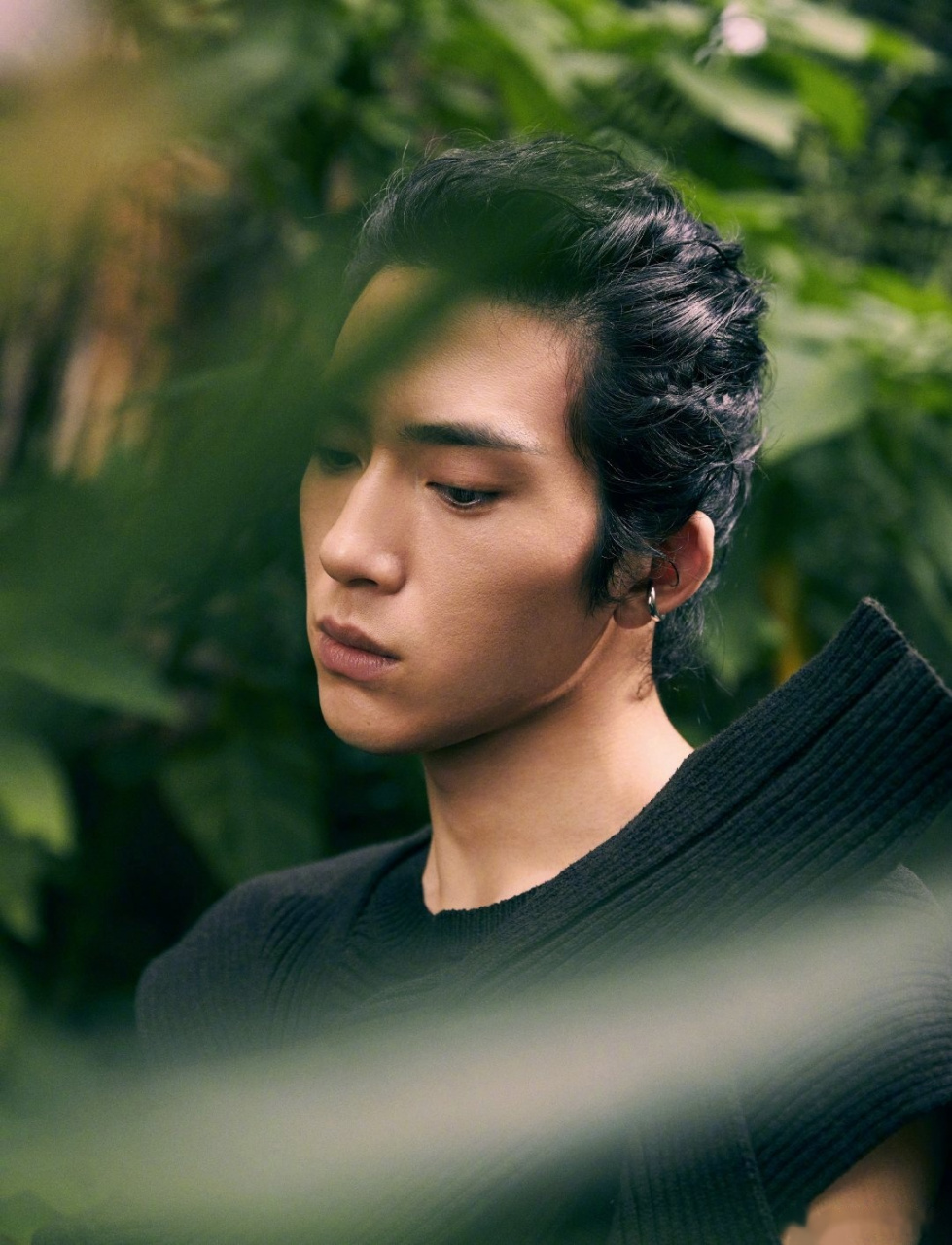 井柏然井柏然镂空毛衣性感与轮廓感完美结合的黑色镂空毛衣,搭配亮眼