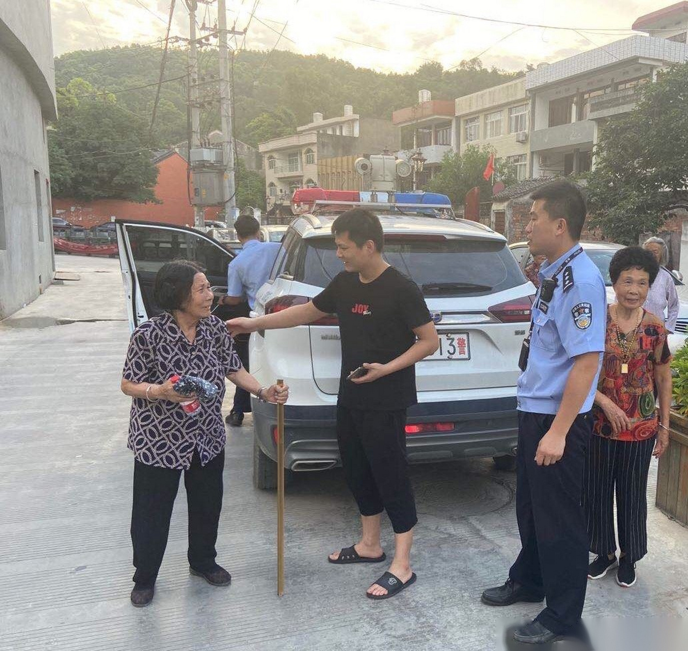 天气炎热,乐清翁垟一名老人因为迷路,在烈日下焦急地四处徘徊,所幸