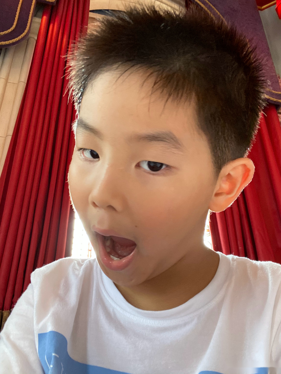 hi,大尼,祝贺你今天六岁了,并且就要正式的成为一名小学生了,昨天晚上