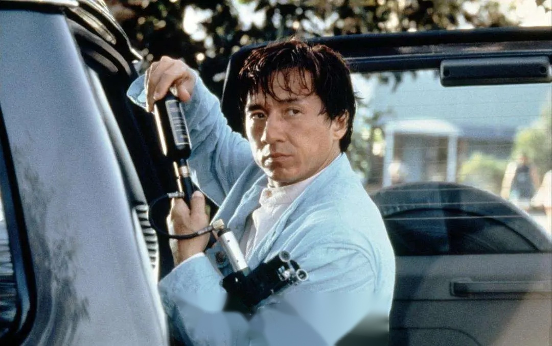 在警察系列电影中,成龙大哥的《警察故事4:之简单任务》,获得了1996年