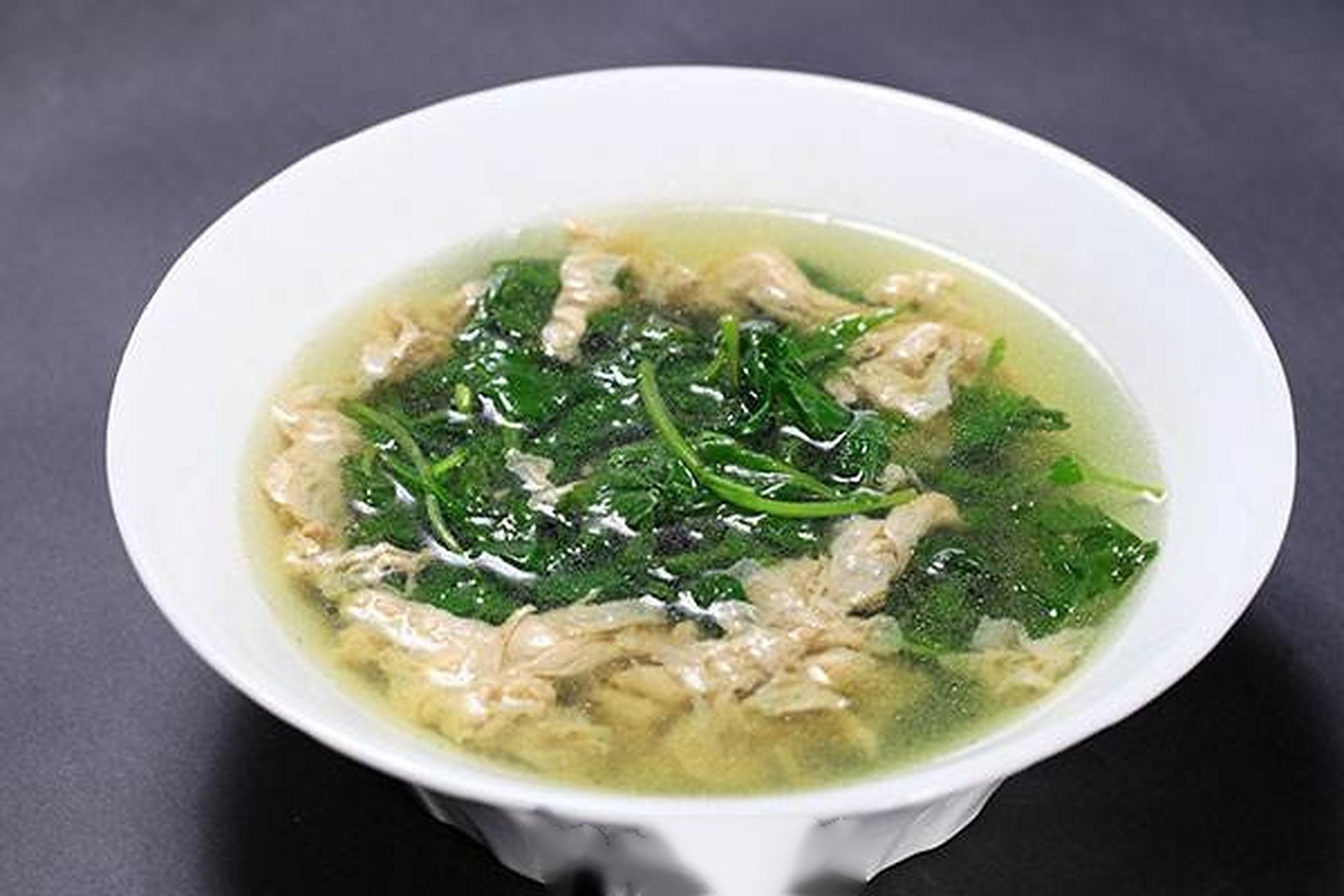 老南京人把小孩玩水称为"涝水",而菊花涝的特点,卖的时候必须带水,不