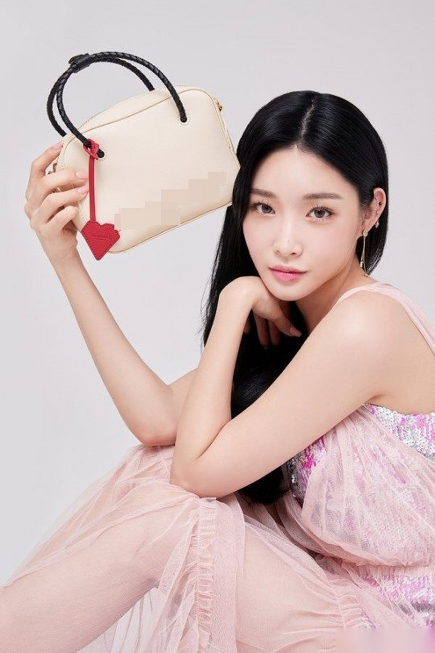 星时尚#韩星金请夏拍宣传写真 ,穿纱裙粉嫩又妩媚