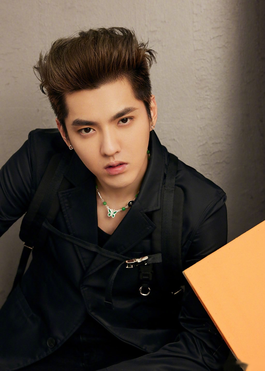 吴亦凡 黑色西装绅士优雅,大背头 眼神杀,是心动的感觉!@吴亦凡