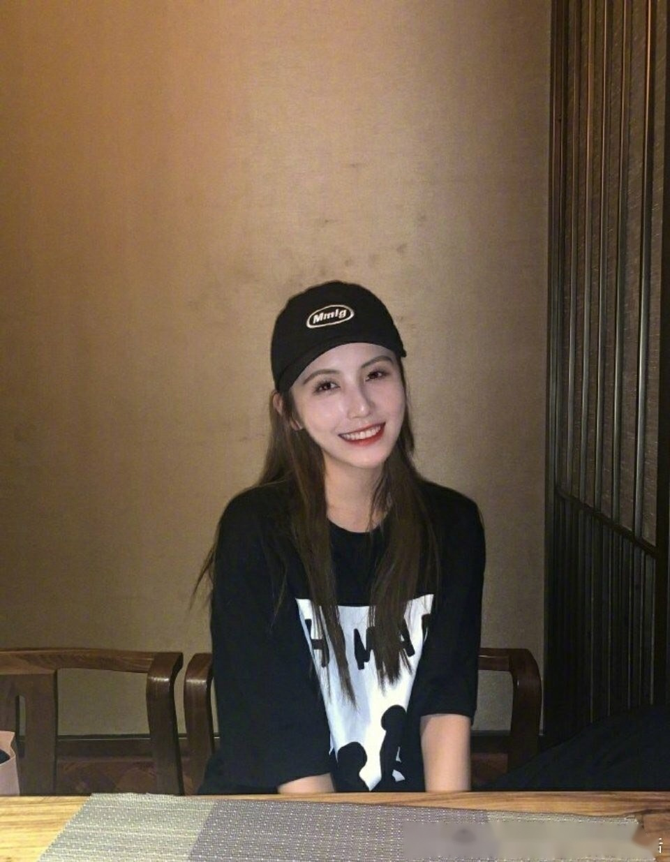 女方貌似是网红甜仇,蛋蛋解说的前女友,还亲手喂女方吃东西!