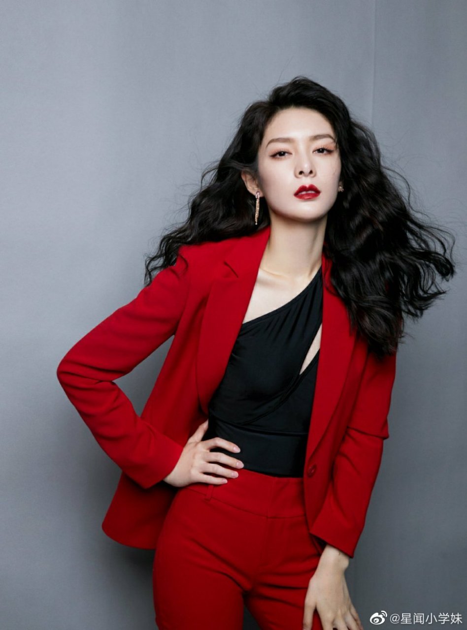 傅菁大美女太会穿了,性感连体泳衣 红色西服套装,美艳性感,又飒又烈