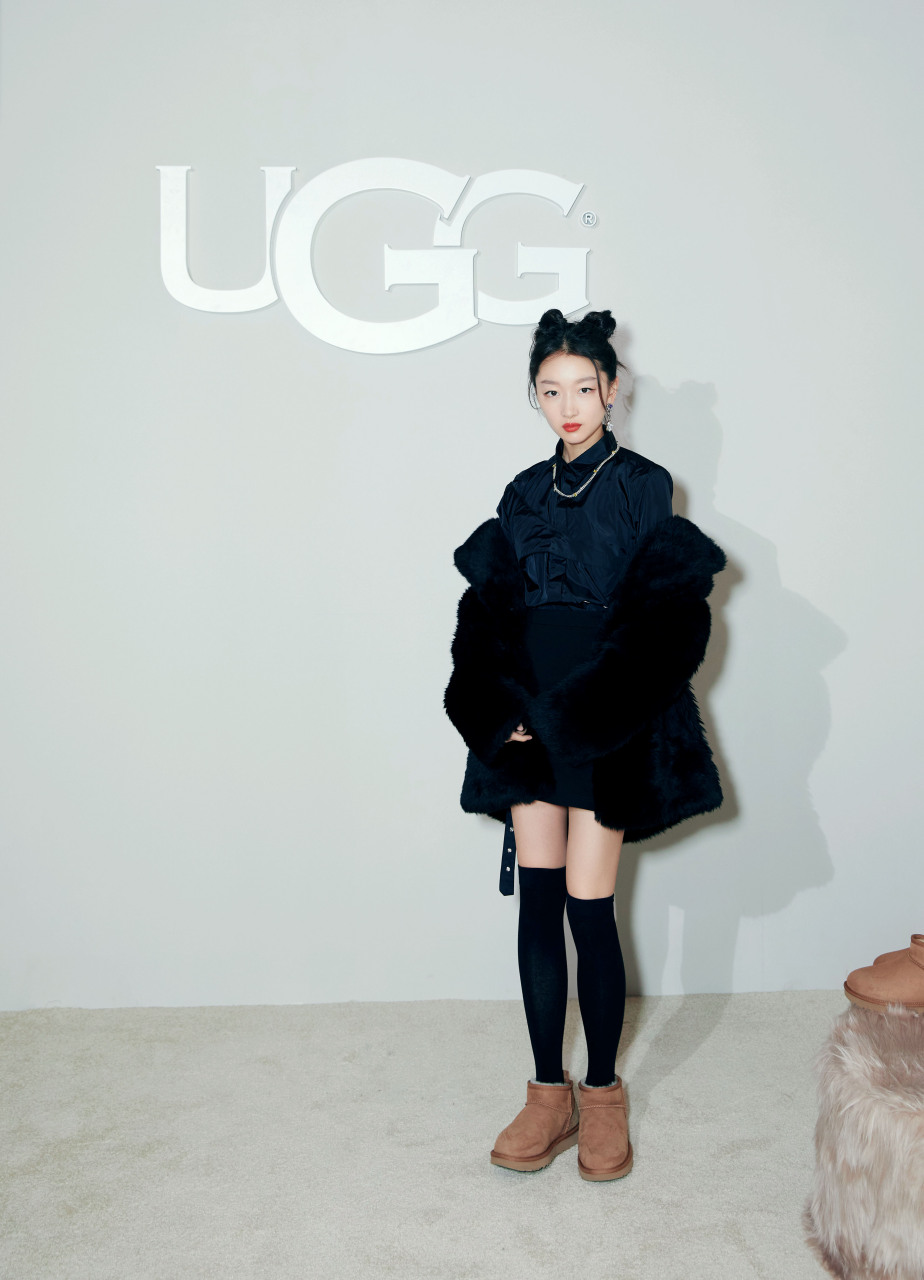 周冬雨# 以双丸子头亮相ugg「feel the night」派对活动,柔软可爱不 