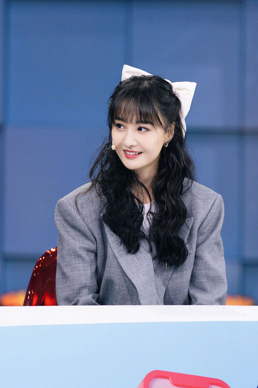 郑爽  精致复古浅笑明媚 明日中午12:00,和@郑爽 相约在芒果tv来自