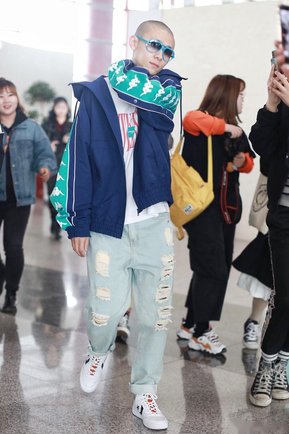 2019年4月20日,张一山现身北京机场,当天他身穿藏蓝色运动外套内搭