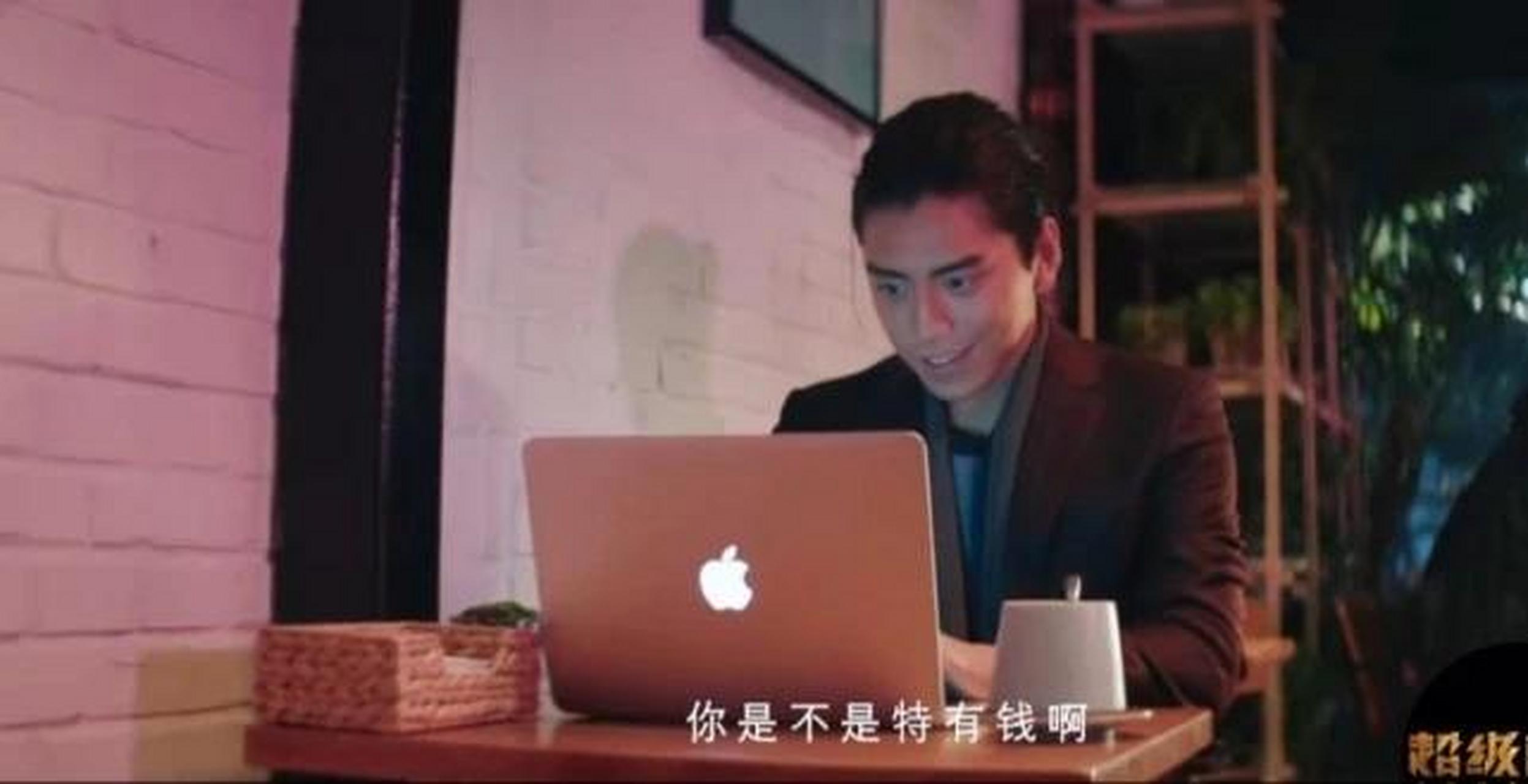 王大陆新片《超级的我》定档4月9日,片中王大陆造型大突破,留长发蓄