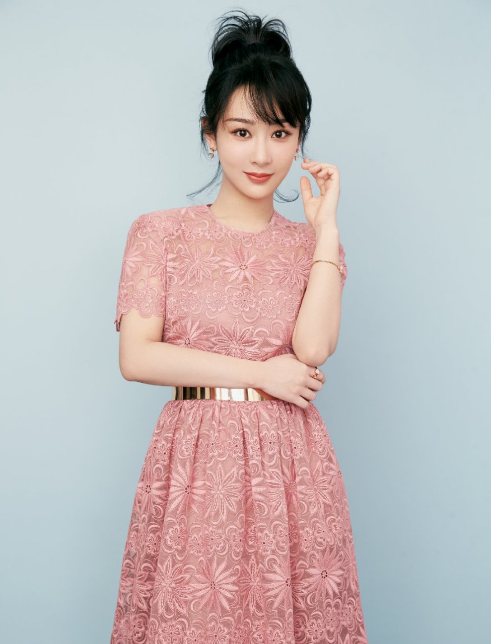 爱豆春夏穿搭大赏# 点击查收小猴子杨紫的春夏穿搭!