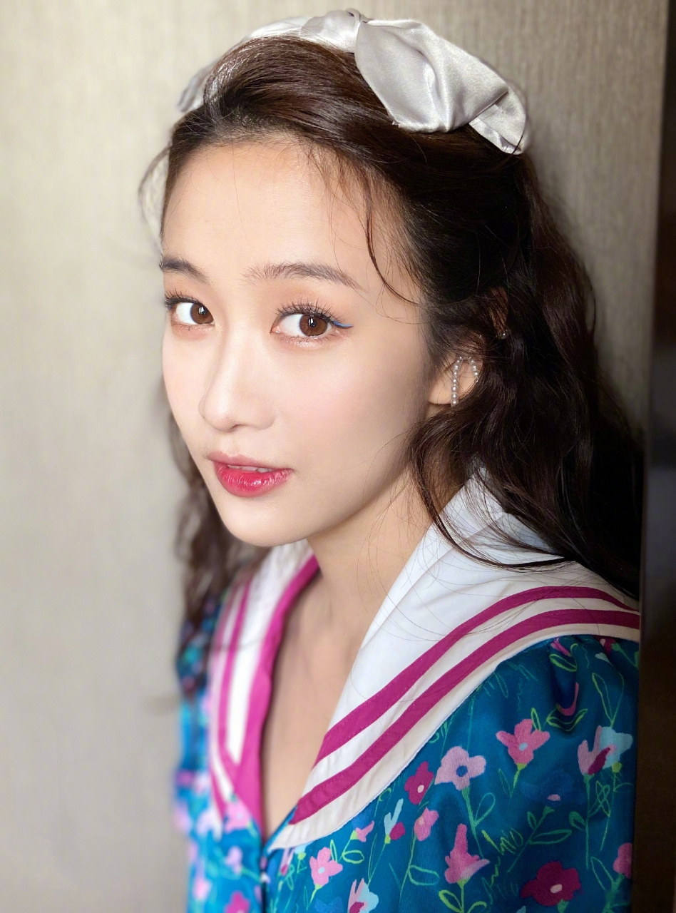 分享一个薛薇有些好看的 打工人  明天定好闹钟,要看什么,你们晓得啦