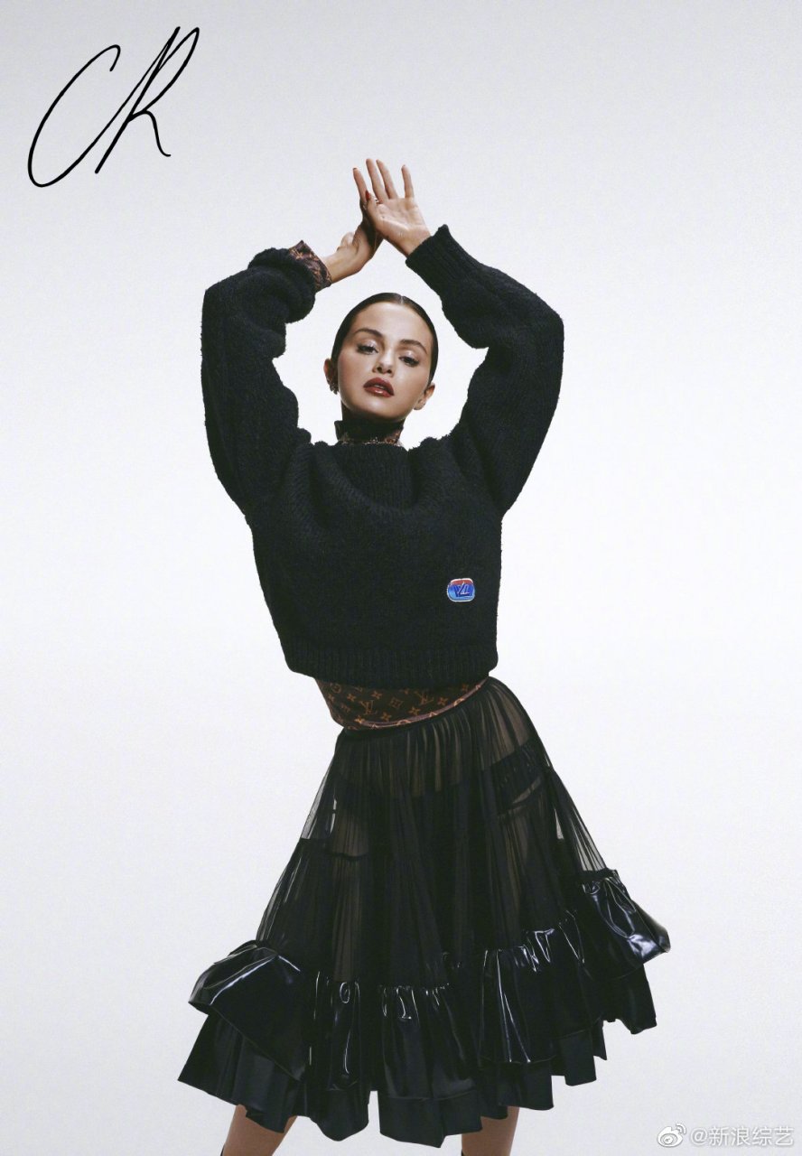 日前,selenagomez 首登中国杂志,复古妆容搭配大胆造型,气场十足!