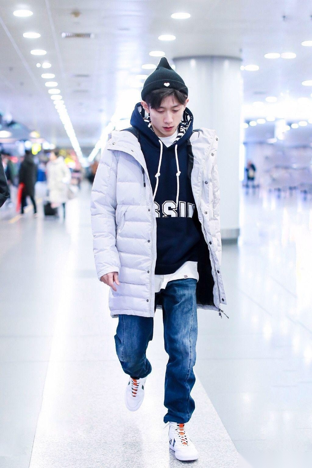 2018年12月8日,张一山现身北京机场,当天他穿白色羽绒服内搭深蓝色连