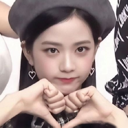 jennie和金智秀又比心失败 [偷笑] 妮妮发ins说要回去和智秀好好练