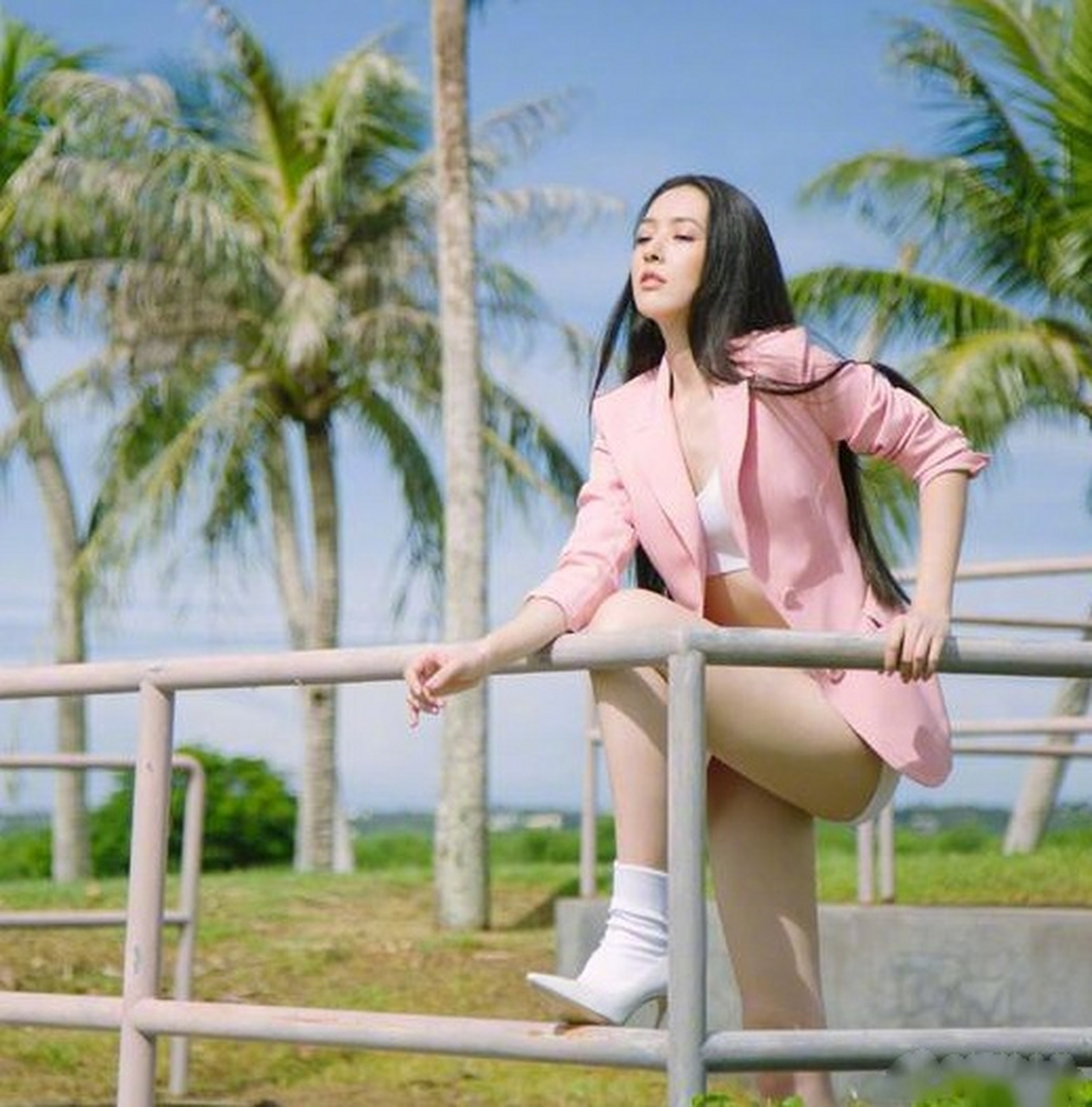 郭碧婷《男人装》杂志封面,一贯以黑长直清纯形象示人的她,这次罕见玩