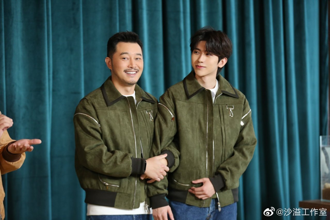 蔡徐坤#蔡徐坤奔跑吧  蔡徐坤奔跑吧最新预告照,和沙溢老师挽着手